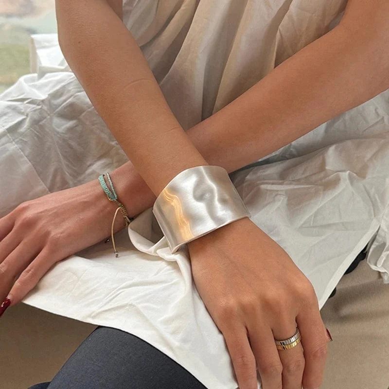 Heißer Verkauf Breite Armreifen Minimalistischen Legierung Gold Farbe Armbänder Für Frauen Zubehör Mode Schmuck Engagement Party Geschenk