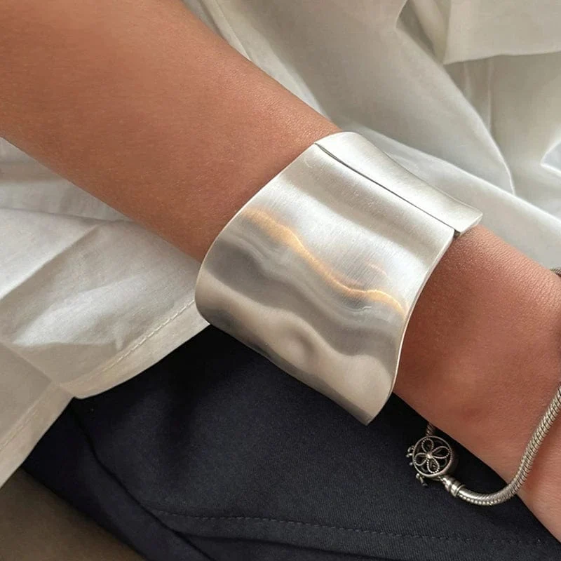 Heißer Verkauf Breite Armreifen Minimalistischen Legierung Gold Farbe Armbänder Für Frauen Zubehör Mode Schmuck Engagement Party Geschenk