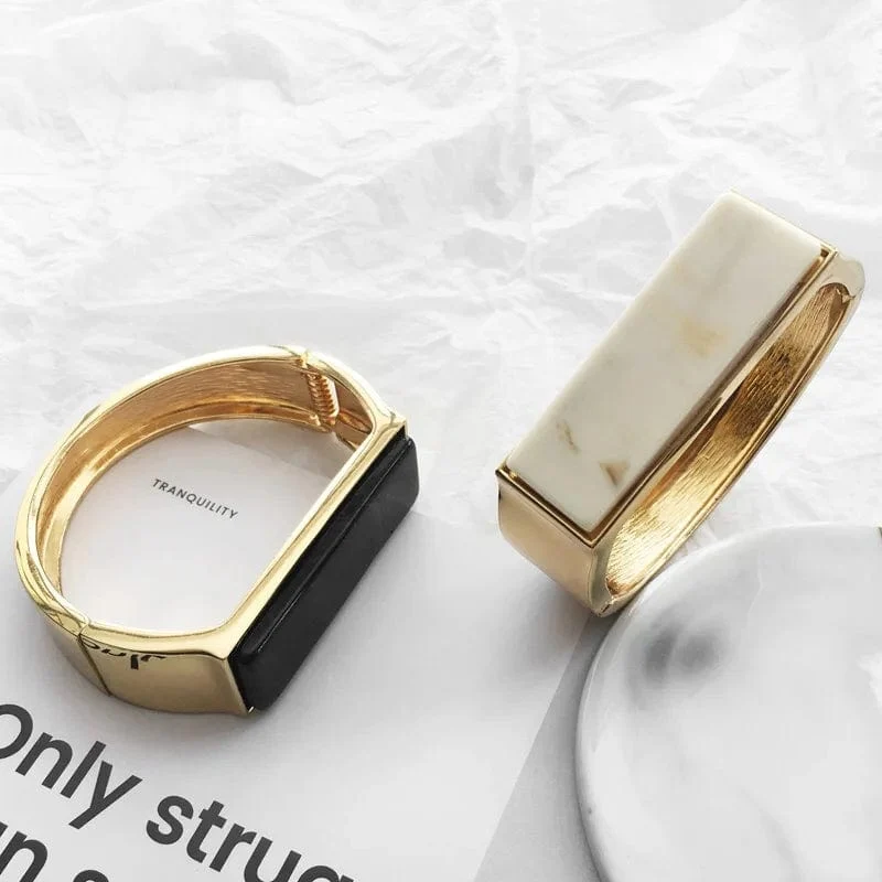 Heißer Verkauf Breite Armreifen Minimalistischen Legierung Gold Farbe Armbänder Für Frauen Zubehör Mode Schmuck Engagement Party Geschenk