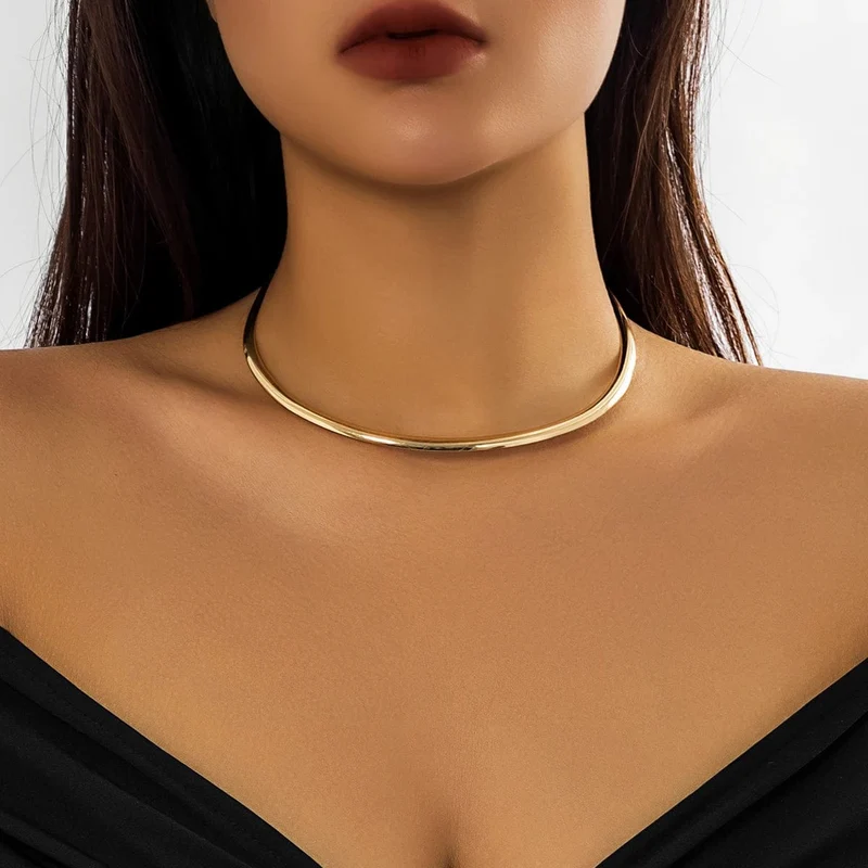 IngeSight.Z Punk-Halskette aus glattem Metall mit runden Drehmomenten für Frauen, schlichte Halskette in Goldfarbe, Party-Schmuck, Geschenk