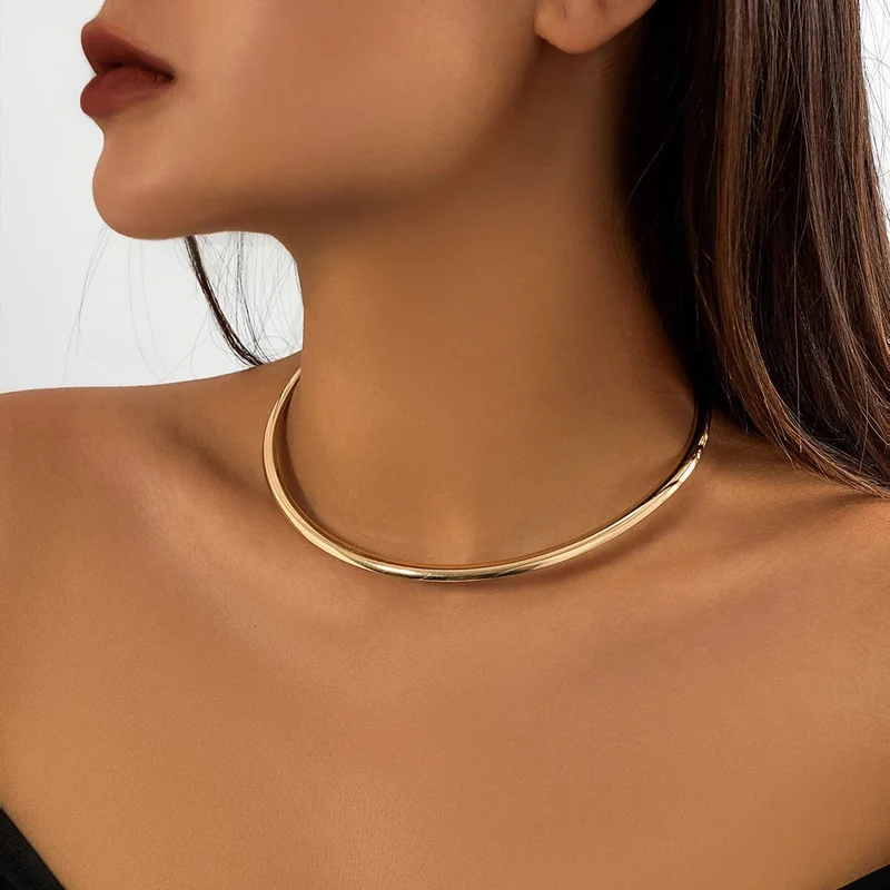 IngeSight.Z Punk-Halskette aus glattem Metall mit runden Drehmomenten für Frauen, schlichte Halskette in Goldfarbe, Party-Schmuck, Geschenk
