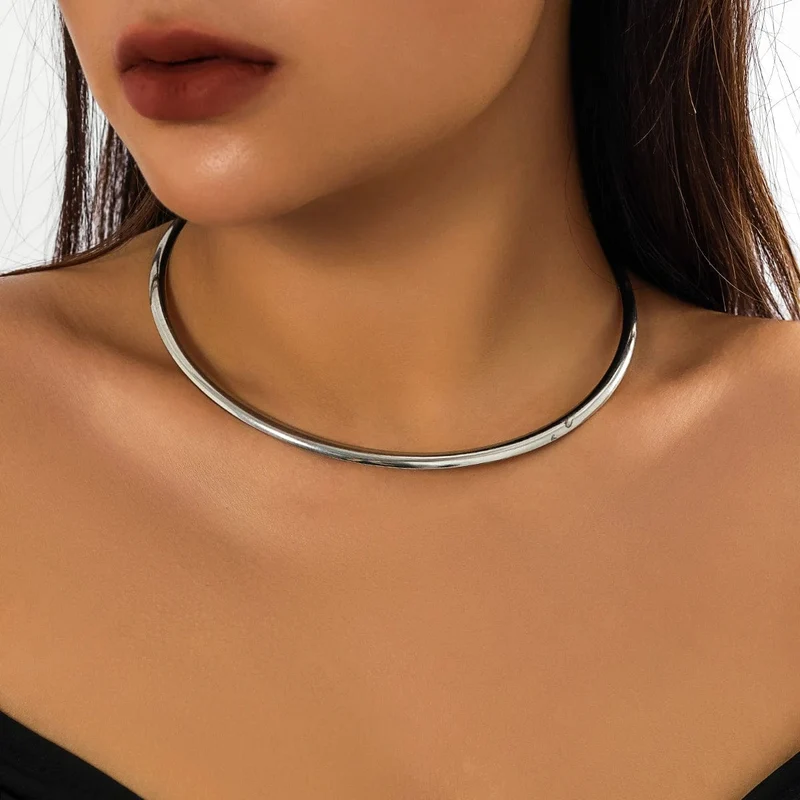 IngeSight.Z Punk-Halskette aus glattem Metall mit runden Drehmomenten für Frauen, schlichte Halskette in Goldfarbe, Party-Schmuck, Geschenk