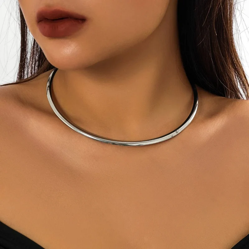 IngeSight.Z Punk-Halskette aus glattem Metall mit runden Drehmomenten für Frauen, schlichte Halskette in Goldfarbe, Party-Schmuck, Geschenk
