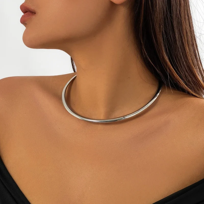 IngeSight.Z Punk-Halskette aus glattem Metall mit runden Drehmomenten für Frauen, schlichte Halskette in Goldfarbe, Party-Schmuck, Geschenk