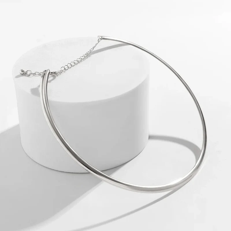 IngeSight.Z Punk-Halskette aus glattem Metall mit runden Drehmomenten für Frauen, schlichte Halskette in Goldfarbe, Party-Schmuck, Geschenk