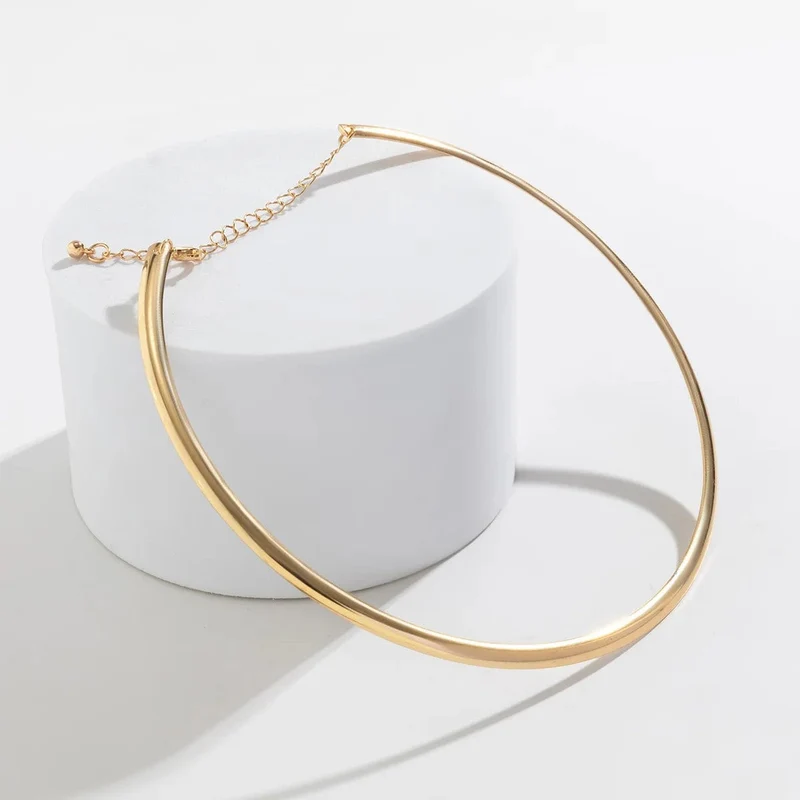 IngeSight.Z Punk-Halskette aus glattem Metall mit runden Drehmomenten für Frauen, schlichte Halskette in Goldfarbe, Party-Schmuck, Geschenk