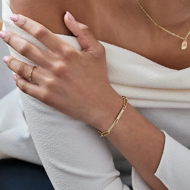 Individuelles graviertes Namensarmband, luxuriöser goldener Edelstahlschmuck für Frauen, personalisiertes verstellbares Armband mit Büroklammerkette