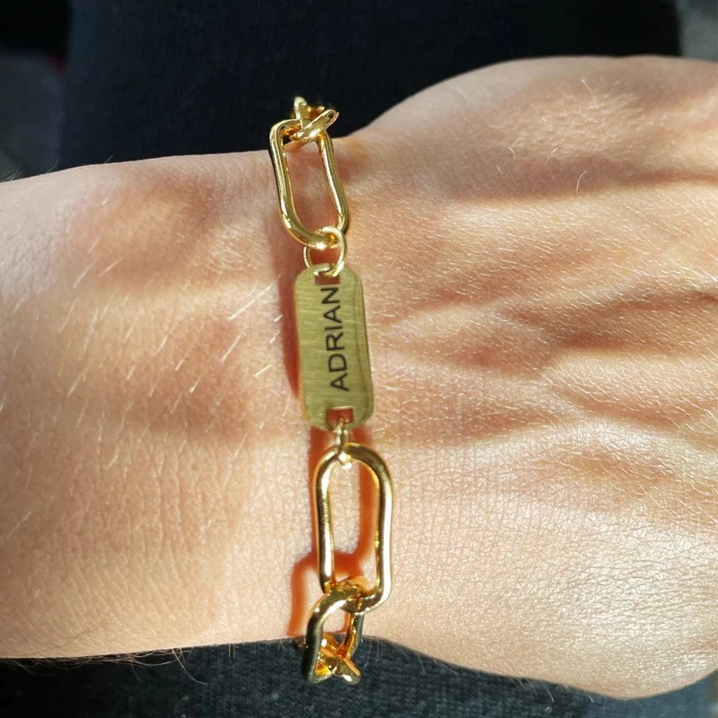 Individuelles graviertes Namensarmband, luxuriöser goldener Edelstahlschmuck für Frauen, personalisiertes verstellbares Armband mit Büroklammerkette