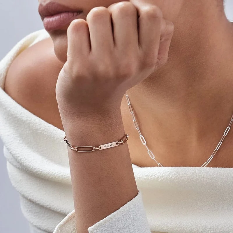 Individuelles graviertes Namensarmband, luxuriöser goldener Edelstahlschmuck für Frauen, personalisiertes verstellbares Armband mit Büroklammerkette