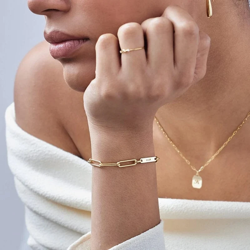 Individuelles graviertes Namensarmband, luxuriöser goldener Edelstahlschmuck für Frauen, personalisiertes verstellbares Armband mit Büroklammerkette