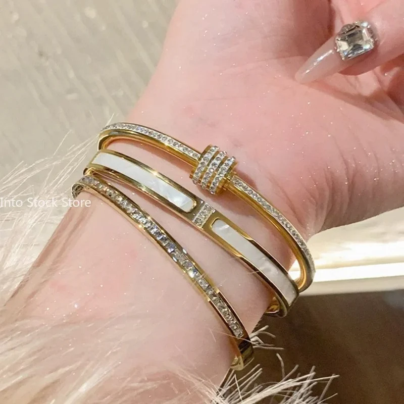 Titanstahl-Armband mit weißer Perlmutterfalter-Muschel, Luxus-Design, Edelstahl-Armreif für Damen, Schmuck für Damen