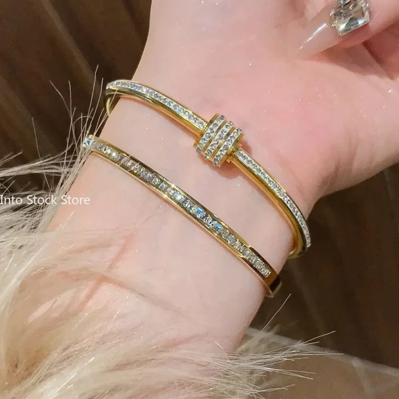 Titanstahl-Armband mit weißer Perlmutterfalter-Muschel, Luxus-Design, Edelstahl-Armreif für Damen, Schmuck für Damen