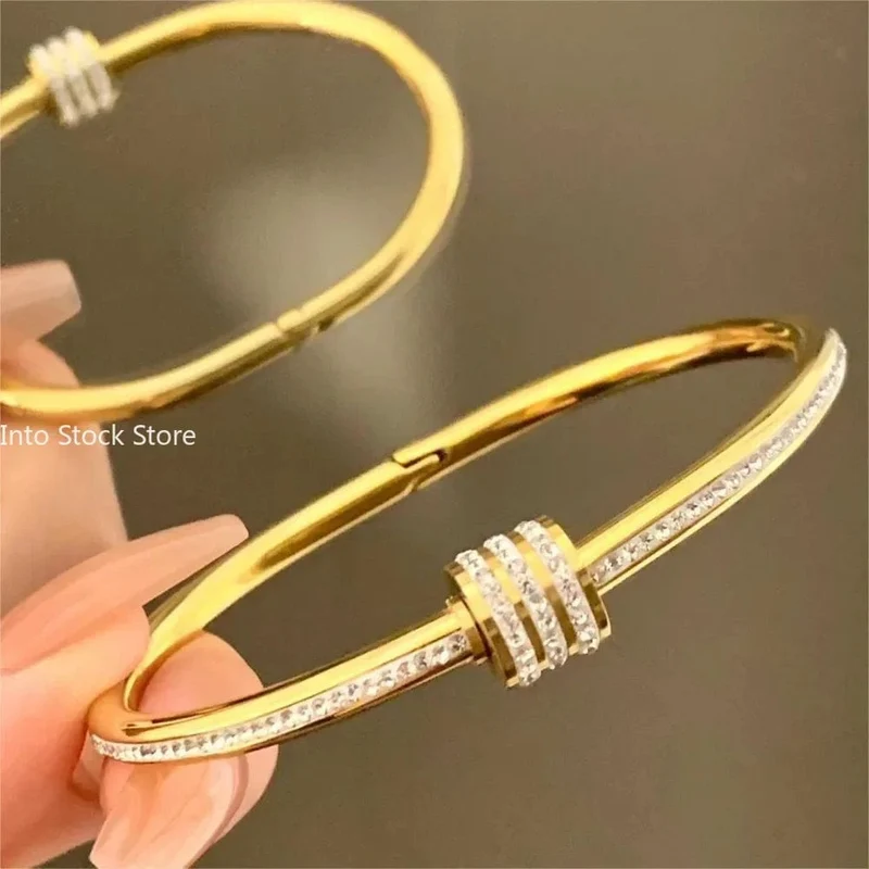Titanstahl-Armband mit weißer Perlmutterfalter-Muschel, Luxus-Design, Edelstahl-Armreif für Damen, Schmuck für Damen