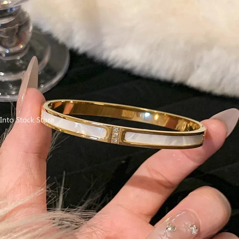 Titanstahl-Armband mit weißer Perlmutterfalter-Muschel, Luxus-Design, Edelstahl-Armreif für Damen, Schmuck für Damen