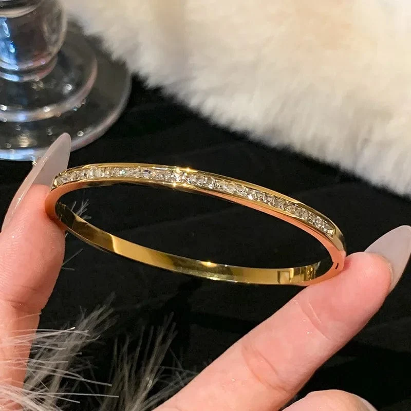 Titanstahl-Armband mit weißer Perlmutterfalter-Muschel, Luxus-Design, Edelstahl-Armreif für Damen, Schmuck für Damen