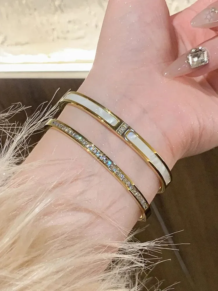 Titanstahl-Armband mit weißer Perlmutterfalter-Muschel, Luxus-Design, Edelstahl-Armreif für Damen, Schmuck für Damen