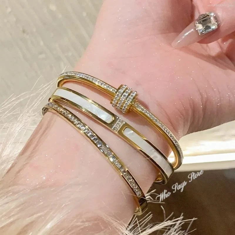 Titanstahl-Armband mit weißer Perlmutterfalter-Muschel, Luxus-Design, Edelstahl-Armreif für Damen, Schmuck für Damen