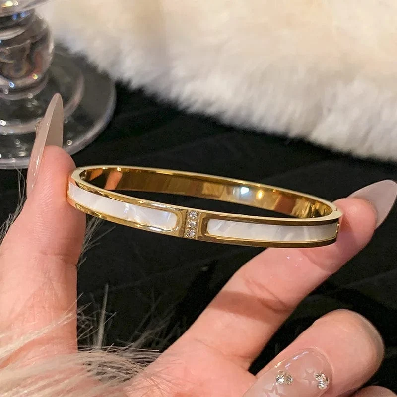 Titanstahl-Armband mit weißer Perlmutterfalter-Muschel, Luxus-Design, Edelstahl-Armreif für Damen, Schmuck für Damen