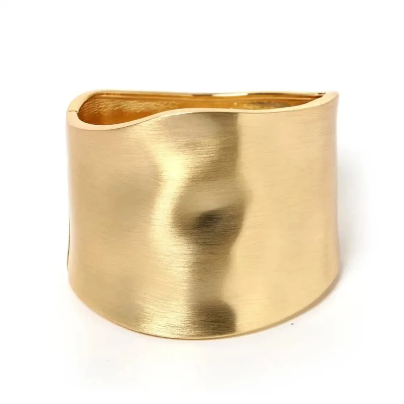 Breite Armreifen Minimalistisch Asymmetrische Legierung Matt Gold Farbe Armbänder Damen Accessoires Modeschmuck Verlobungsfeier Geschenk