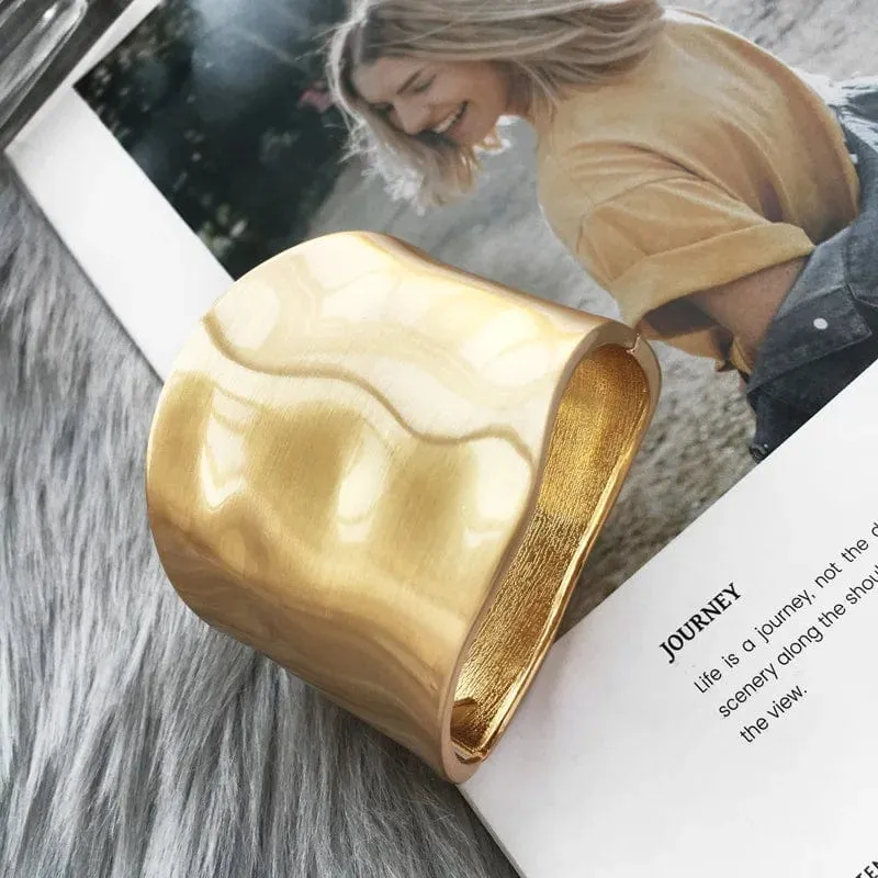 Breite Armreifen Minimalistisch Asymmetrische Legierung Matt Gold Farbe Armbänder Damen Accessoires Modeschmuck Verlobungsfeier Geschenk