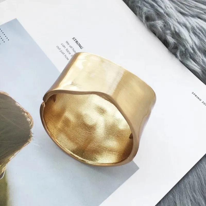Breite Armreifen Minimalistisch Asymmetrische Legierung Matt Gold Farbe Armbänder Damen Accessoires Modeschmuck Verlobungsfeier Geschenk