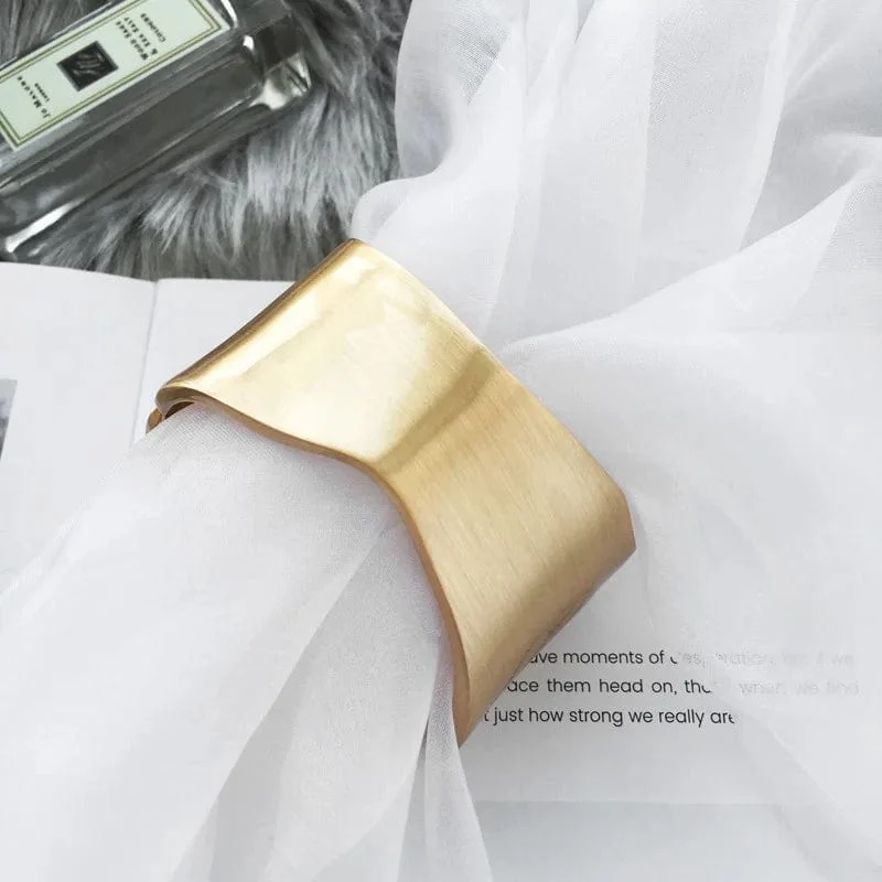 Breite Armreifen Minimalistisch Asymmetrische Legierung Matt Gold Farbe Armbänder Damen Accessoires Modeschmuck Verlobungsfeier Geschenk