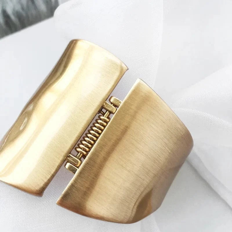 Breite Armreifen Minimalistisch Asymmetrische Legierung Matt Gold Farbe Armbänder Damen Accessoires Modeschmuck Verlobungsfeier Geschenk