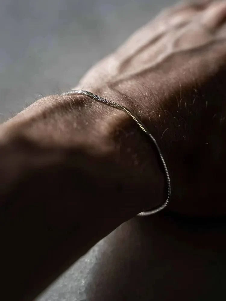 Herren Silberfarbenes Edelstahl-Armband mit Schlangenknochenkette, schlichtes, dünnes Kettenarmband für Damen, modischer Herren-Straßenschmuck