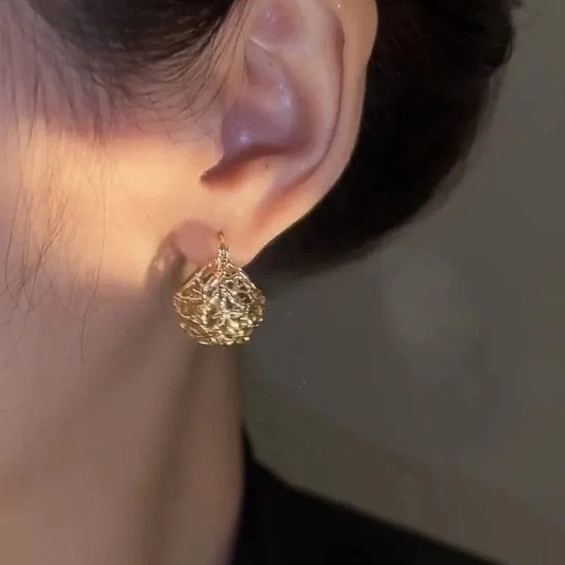 Huitan Gold Farbe Hohl Hoop Ohrringe Frauen Neu Gestaltete Temperament Mädchen Ohr Zubehör Hochzeit Party Mode Schmuck 2023