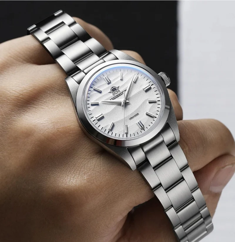ADDIESDIVE Herrenuhr mit sandfarbenem Zifferblatt, 36 mm, Quarzuhr, 100 m wasserdicht, 316L Edelstahl, AR-beschichtetes Kuppelglas, Armbanduhr für Männer