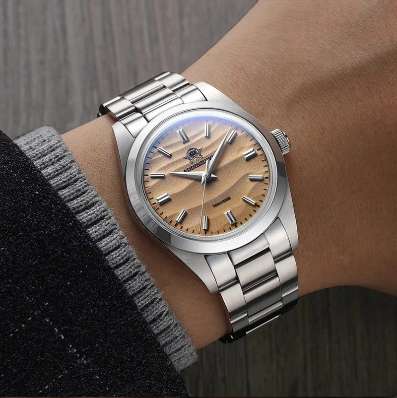 ADDIESDIVE Herrenuhr mit sandfarbenem Zifferblatt, 36 mm, Quarzuhr, 100 m wasserdicht, 316L Edelstahl, AR-beschichtetes Kuppelglas, Armbanduhr für Männer