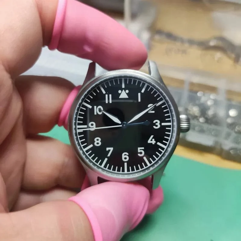 【Hemmungszeit】 Fliegeruhr mit automatischem PT5000-Uhrwerk, schwarzem Zifferblatt vom Typ B oder Typ A und 40-mm-Gehäuse, wasserdicht bis 100 m.