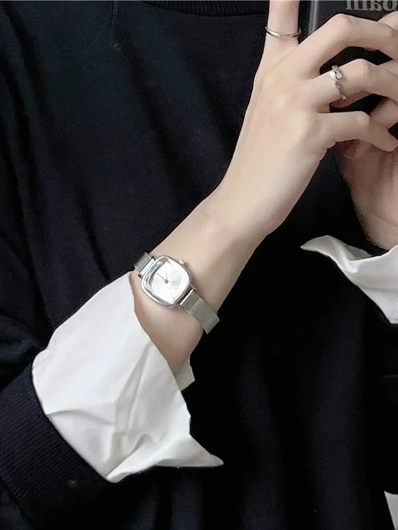 Modische Damen-Armbanduhr mit kleinem Zifferblatt und Quarzwerk