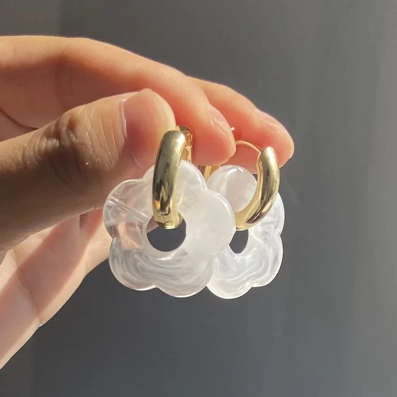2024 neue Bunte Blume Harz Acryl Charms Ohrring Gold Farbe Kreis Ohr Schnalle Hoop Ohrringe für Frauen Nettes Geschenk Schmuck