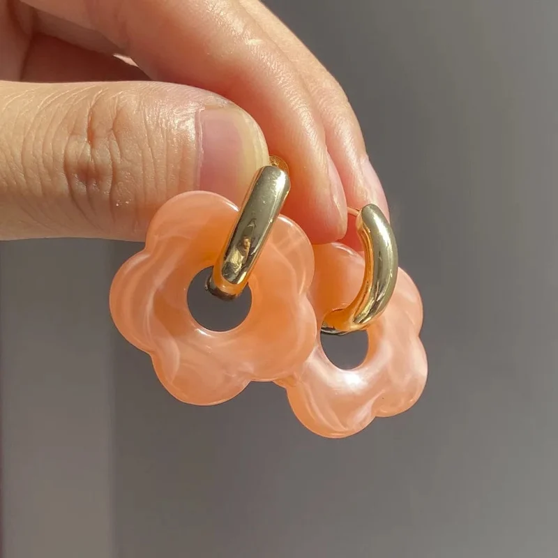 2024 neue Bunte Blume Harz Acryl Charms Ohrring Gold Farbe Kreis Ohr Schnalle Hoop Ohrringe für Frauen Nettes Geschenk Schmuck