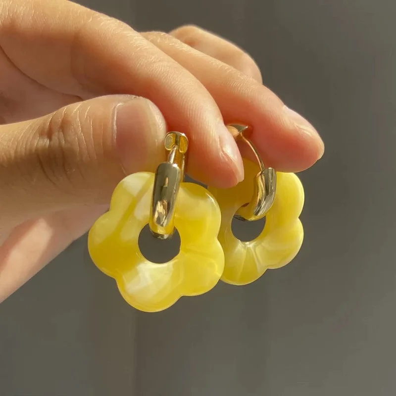 2024 neue Bunte Blume Harz Acryl Charms Ohrring Gold Farbe Kreis Ohr Schnalle Hoop Ohrringe für Frauen Nettes Geschenk Schmuck