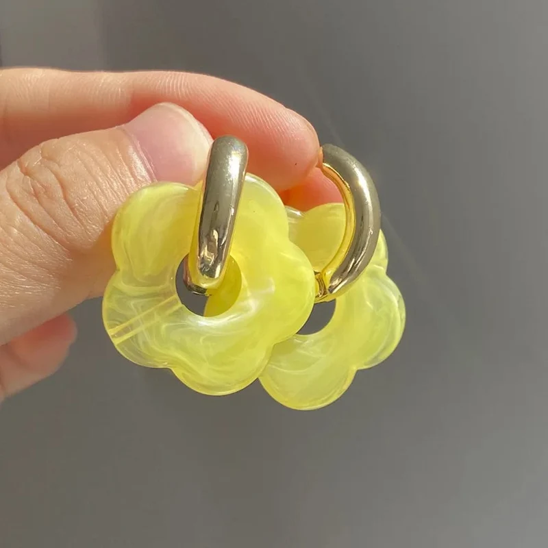2024 neue Bunte Blume Harz Acryl Charms Ohrring Gold Farbe Kreis Ohr Schnalle Hoop Ohrringe für Frauen Nettes Geschenk Schmuck
