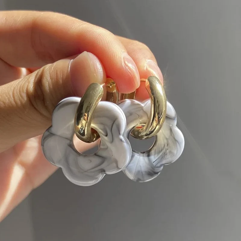 2024 neue Bunte Blume Harz Acryl Charms Ohrring Gold Farbe Kreis Ohr Schnalle Hoop Ohrringe für Frauen Nettes Geschenk Schmuck