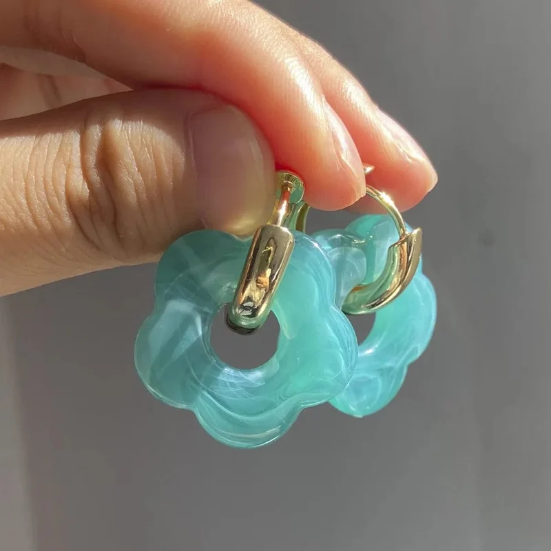 2024 neue Bunte Blume Harz Acryl Charms Ohrring Gold Farbe Kreis Ohr Schnalle Hoop Ohrringe für Frauen Nettes Geschenk Schmuck
