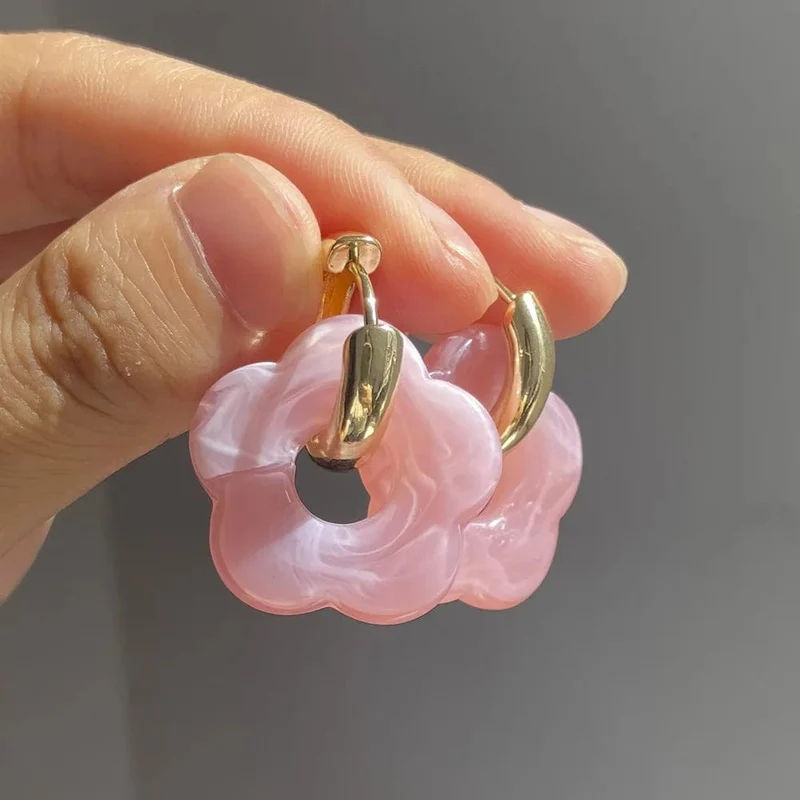 2024 neue Bunte Blume Harz Acryl Charms Ohrring Gold Farbe Kreis Ohr Schnalle Hoop Ohrringe für Frauen Nettes Geschenk Schmuck