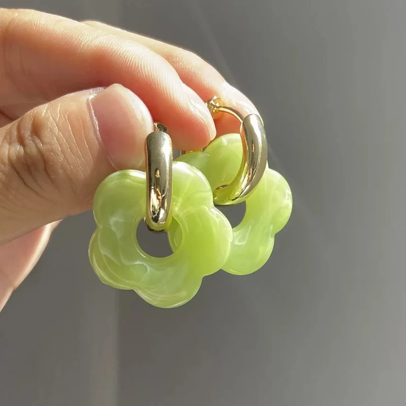 2024 neue Bunte Blume Harz Acryl Charms Ohrring Gold Farbe Kreis Ohr Schnalle Hoop Ohrringe für Frauen Nettes Geschenk Schmuck