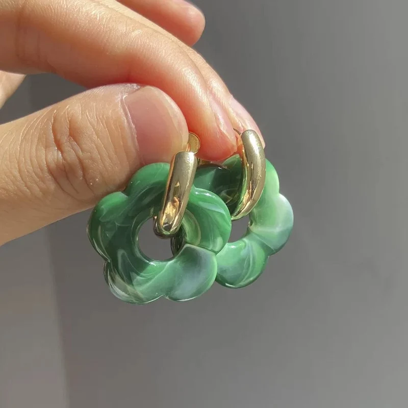 2024 neue Bunte Blume Harz Acryl Charms Ohrring Gold Farbe Kreis Ohr Schnalle Hoop Ohrringe für Frauen Nettes Geschenk Schmuck