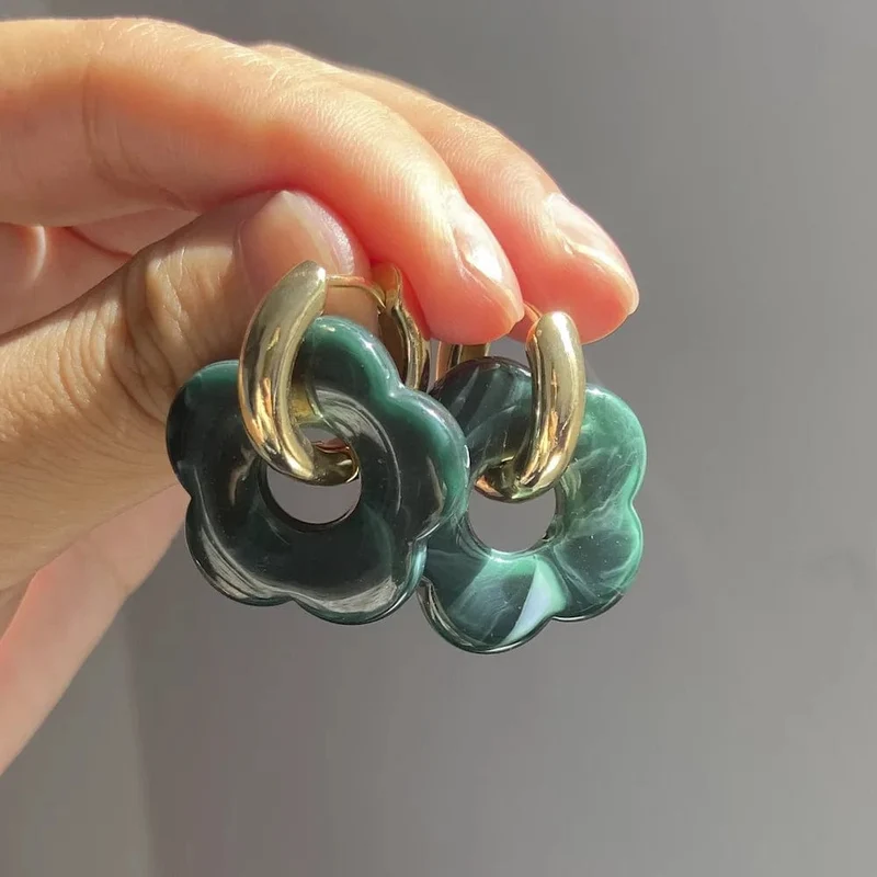 2024 neue Bunte Blume Harz Acryl Charms Ohrring Gold Farbe Kreis Ohr Schnalle Hoop Ohrringe für Frauen Nettes Geschenk Schmuck