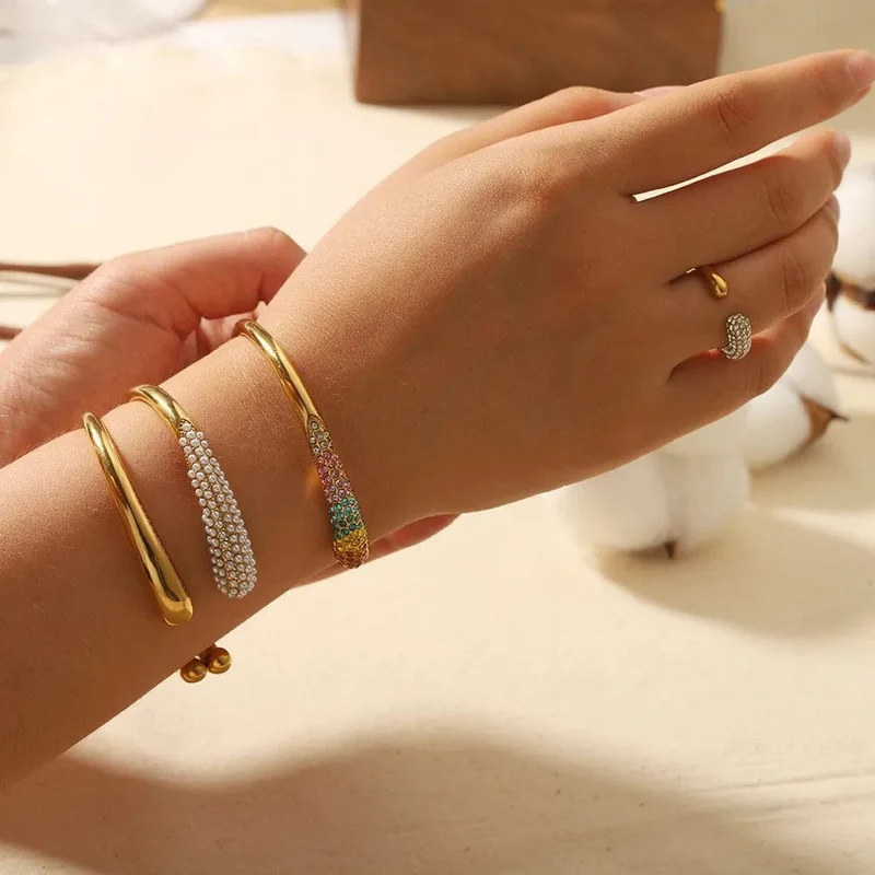 ZAKOL Edelstahl Farbe Offenes Armreif Metall Textur Glänzend 18K Gold Überzogene Anlaufgeschützte Armband Frauen Schmuck Party Geschenk