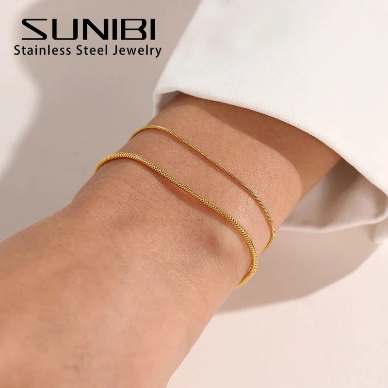 Modisches Schlangenkettenarmband aus Edelstahl für Frauen in Goldfarbe, Charm-Armbänder, Sommertrends 2022 im Schmuckgroßhandel