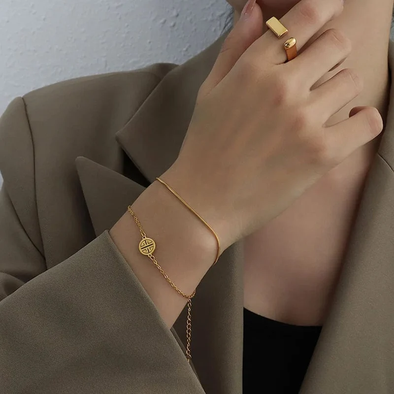 Modisches Schlangenkettenarmband aus Edelstahl für Frauen in Goldfarbe, Charm-Armbänder, Sommertrends 2022 im Schmuckgroßhandel