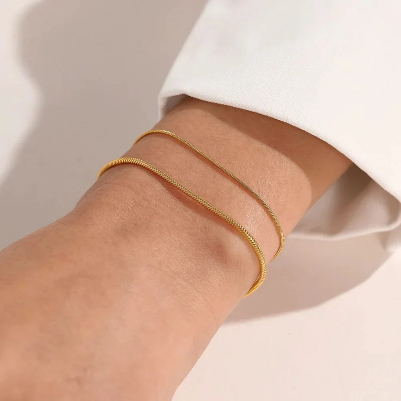 Modisches Schlangenkettenarmband aus Edelstahl für Frauen in Goldfarbe, Charm-Armbänder, Sommertrends 2022 im Schmuckgroßhandel