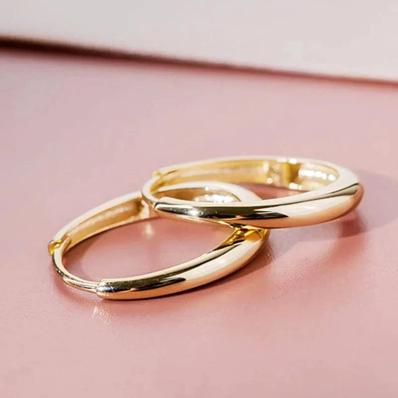 Huitan Vielseitige Gold Farbe Hoop Ohrringe Weibliche Täglichen Party Schmuck Matel Stil Einfache Design Zubehör für Frauen Großhandel