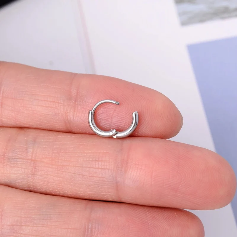 Einzelne minimale, goldfarbene, winzige Knorpel-Creolen, glänzende Ohrringe, Piercing-Accessoire, trendige kleine Huggie-Creolen für Frauen für Männer
