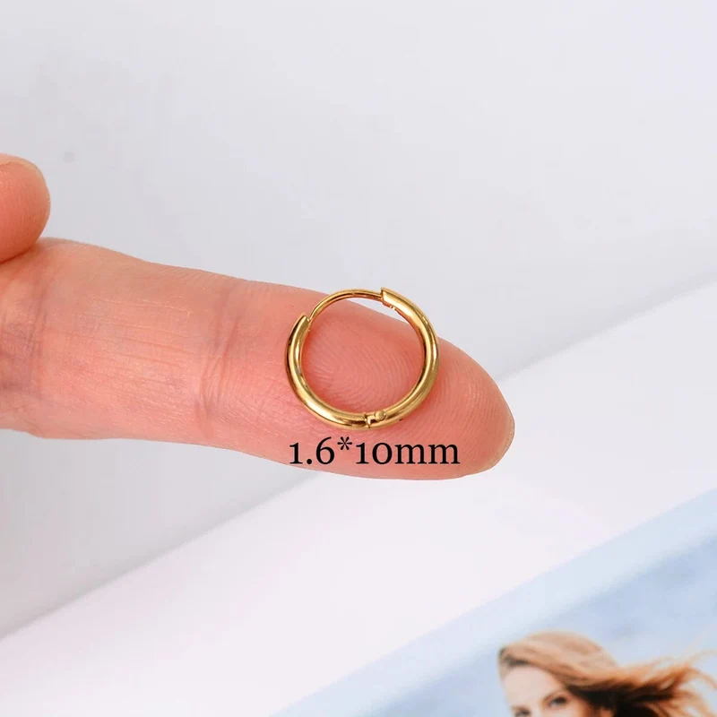 Einzelne minimale, goldfarbene, winzige Knorpel-Creolen, glänzende Ohrringe, Piercing-Accessoire, trendige kleine Huggie-Creolen für Frauen für Männer